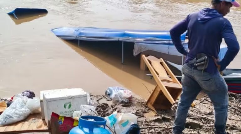 Criança desaparece após barco naufragar no Rio Iaco, em Sena Madureira