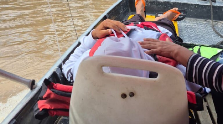 Adolescente é resgatado pelo SAMU e Bombeiros após queda sobre troncos de árvore no Rio Juruá Mirim