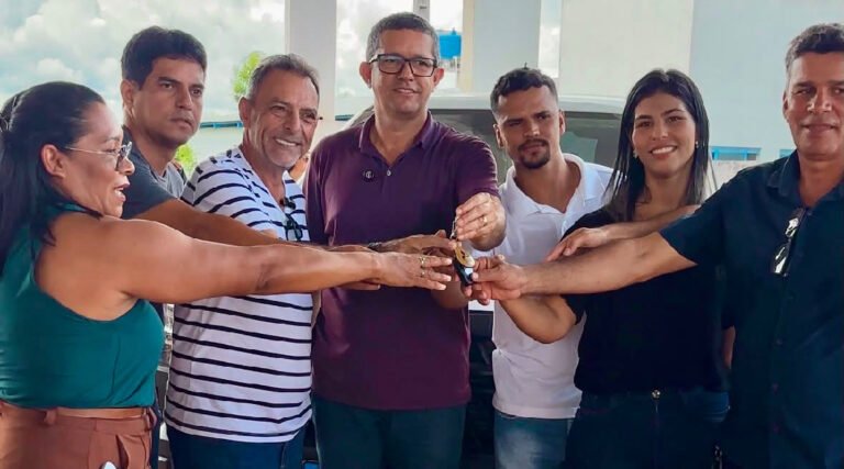 Prefeito Salatiel Magalhães, vice-prefeito Neto Jamilson e deputado Zezinho Barbary entregam caminhonete para a comunidade Pucalpa II