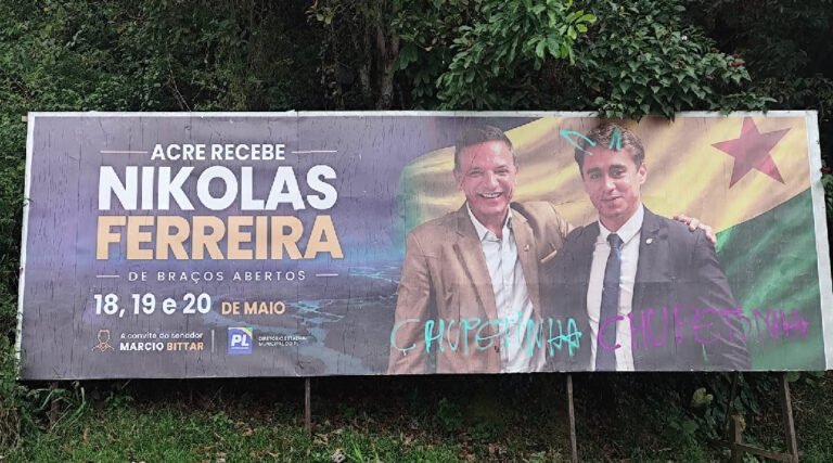 Outdoor com imagens de Nikolas Ferreira e Márcio Bittar é alvo de vandalismo em Cruzeiro do Sul