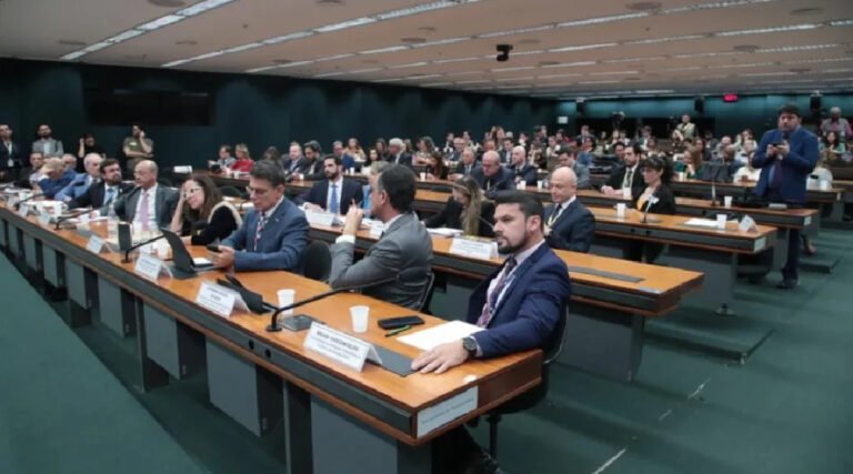Centrão apresenta proposta que amplia jornada para 52 horas e adia fim da 6×1