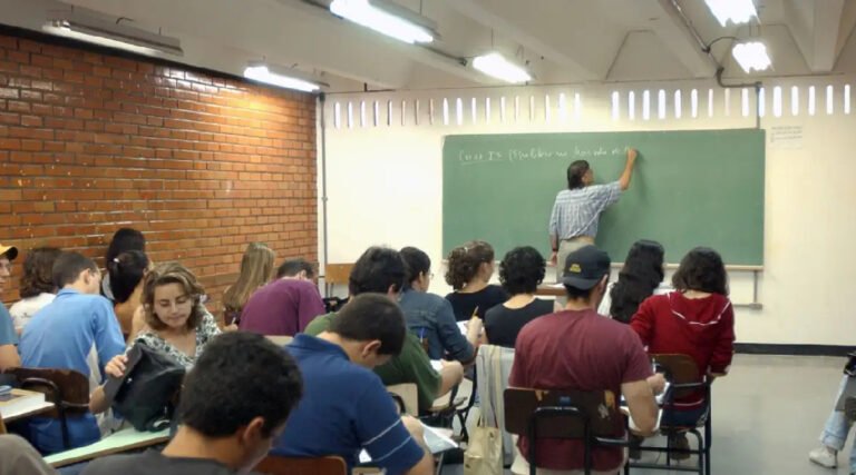 Metade dos professores formados em EAD tem desempenho insuficiente