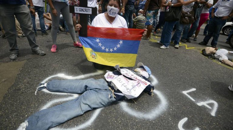 Venezuela tem onda de protestos após morte de idosa que buscava notícias do filho