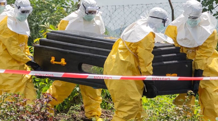 Os cortes no financiamento dos EUA prejudicaram a resposta à crise mortal do Ebola, dizem os trabalhadores humanitários
