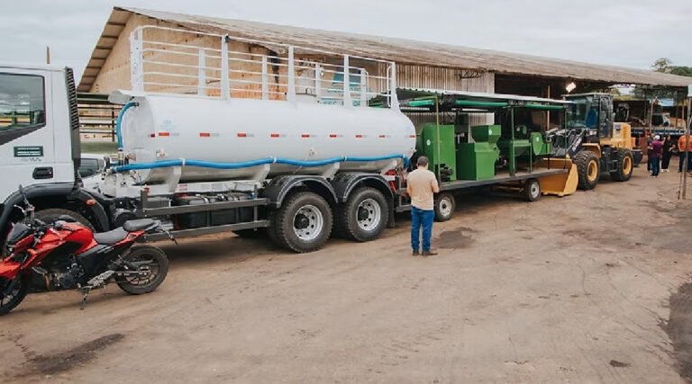 Cruzeiro do Sul recebe máquinas e casa de farinha móvel para fortalecer produção rural e serviços urbanos