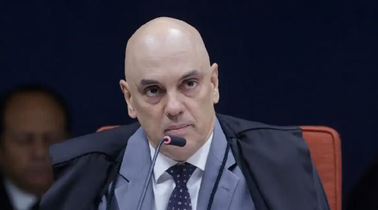Moraes pede parecer da PGR sobre incluir Jair e Flávio em inquérito