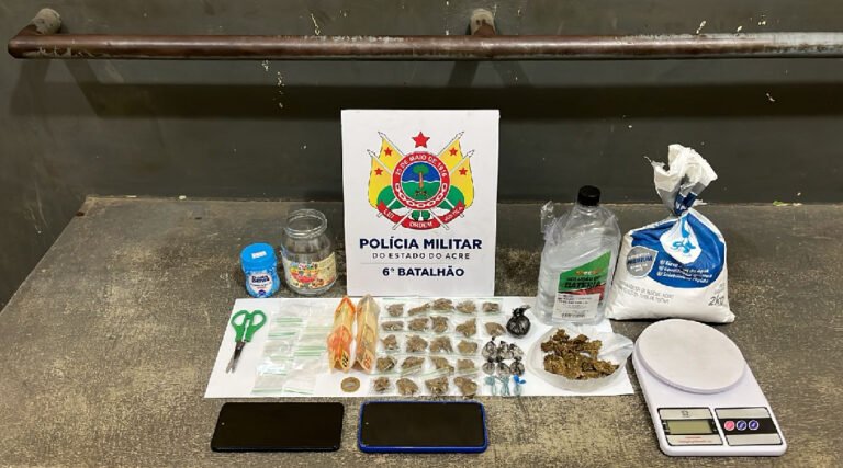 Mulher é presa suspeita de tráfico de drogas próximo a escola em Cruzeiro do Sul
