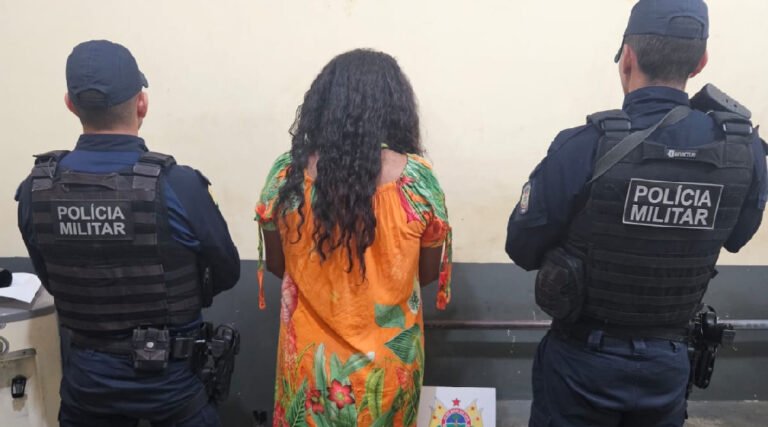 Mulher com mandado de prisão em aberto é presa pela PM em Cruzeiro do Sul