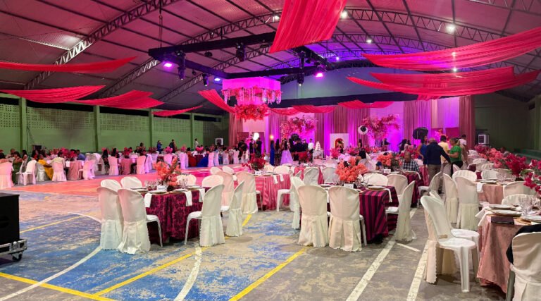 “Esse momento tem um valor enorme para essas meninas”, diz mãe durante baile de debutantes em Mâncio Lima