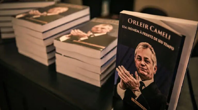 Livro sobre trajetória de Orleir Cameli será lançado em municípios do Alto Juruá