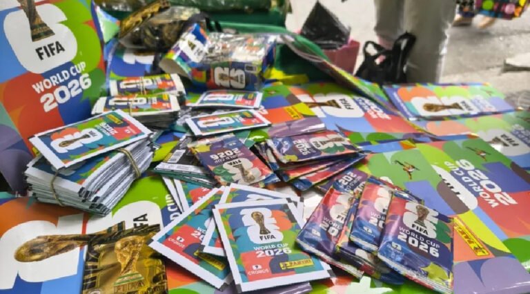 Quase 300 mil figurinhas falsas da Copa já foram apreendidas em 2026 e mercado ilegal dispara no Brasil
