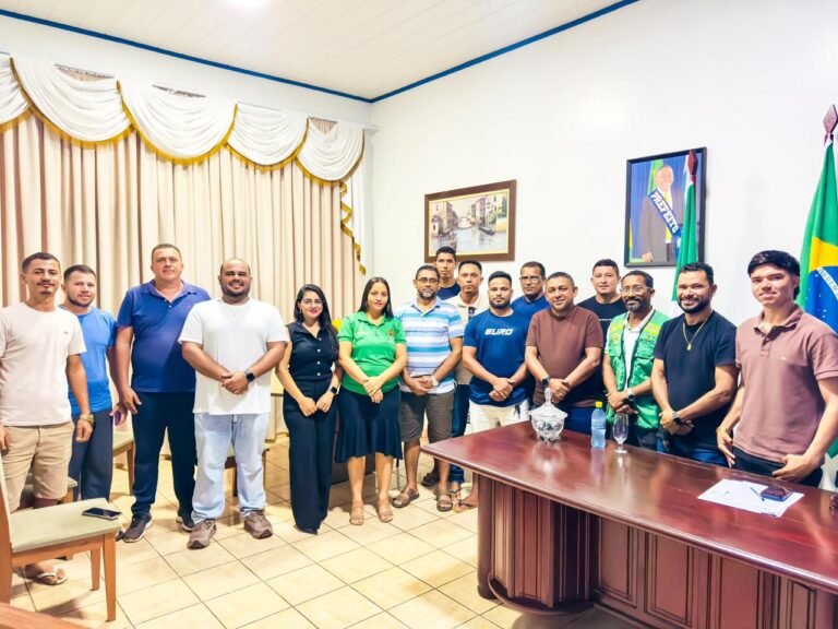 Prefeito César Andrade discute regularização de freteiros com sindicato em Porto Walter