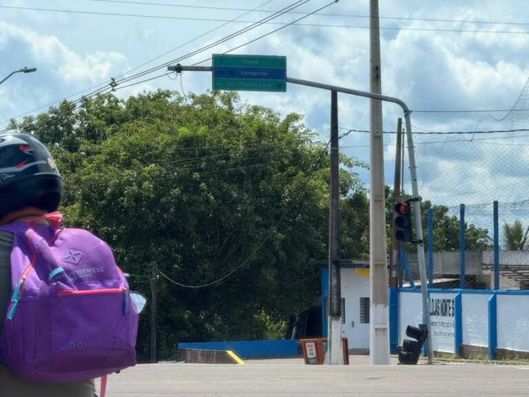 Semáforo quebrado na Avenida Lauro Müller em Cruzeiro do Sul gera alerta para motoristas