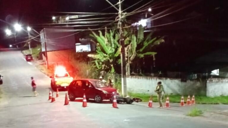Motociclista fica ferido após acidente em cruzamento de Cruzeiro do Sul; trânsito é controlado por agentes