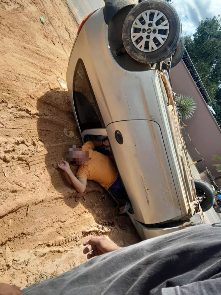 Idoso de 72 anos perde controle da direção, bate em poste e capota veículo em Guajará