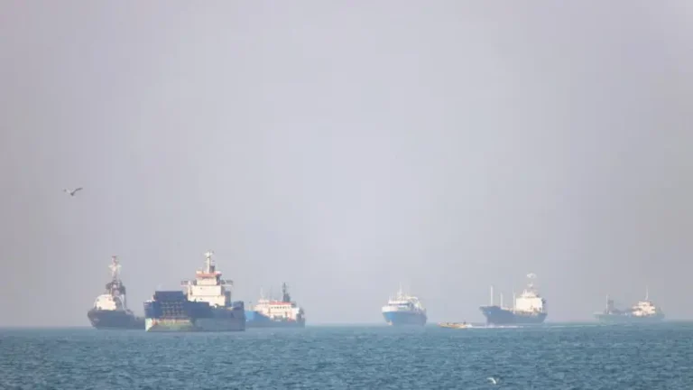 Tensão no Oriente Médio escala: mísseis, explosões e disputa entre EUA e Irã no Estreito de Ormuz elevam alerta global