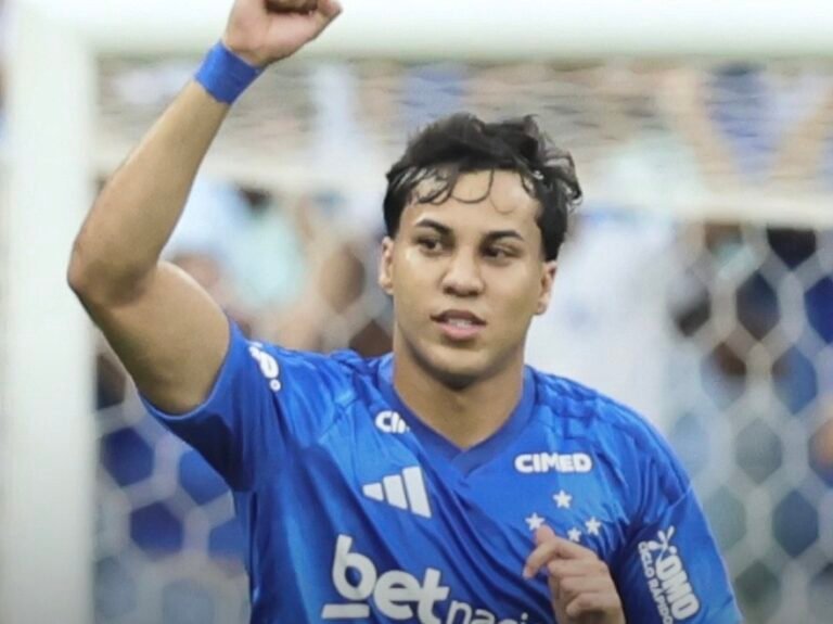 Cruzeiro vence a Chapecoense com ajuda do VAR e se aproxima do G-6