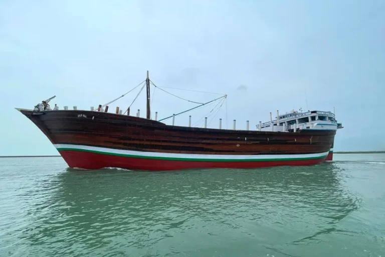 Navio com bandeira indiana naufraga após explosão perto de Omã e aumenta tensão no Golfo