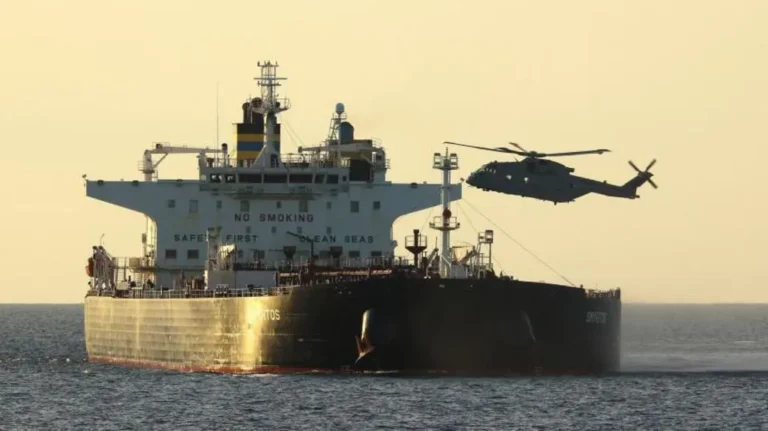 Capitão de petroleiro ligado à “frota fantasma” russa é acusado após interceptação no Canal da Mancha