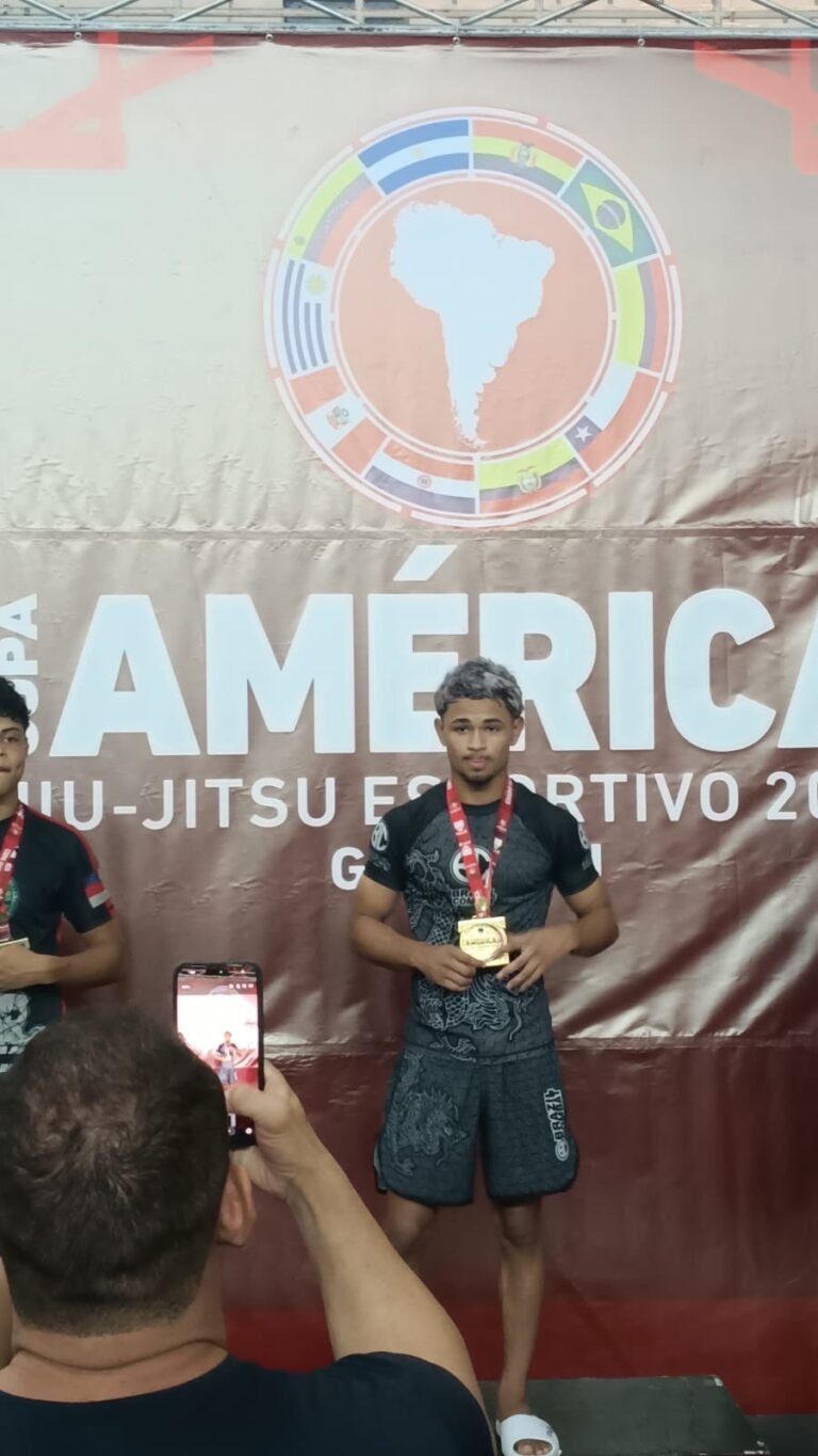 Jovem atleta de Cruzeiro do Sul conquista ouro e prata em competição de jiu-jítsu em Manaus