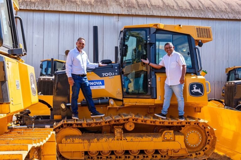 Porto Walter recebe máquinas e veículos para reforçar produção rural e serviços de saúde