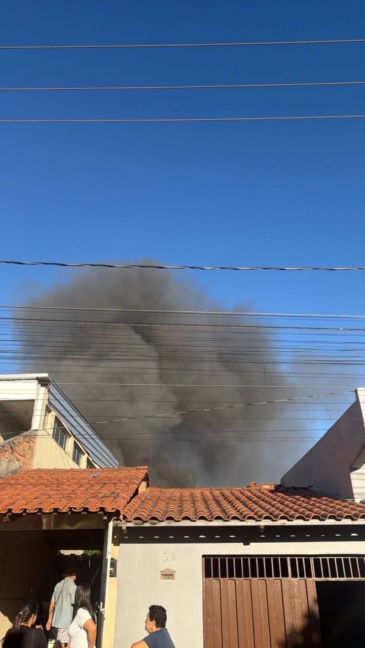Incêndio de grandes proporções atinge imóveis em Contagem após suspeita de explosão e mobiliza bombeiros