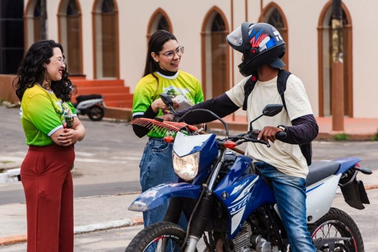 Ação educativa orienta motoristas sobre descarte correto de lixo e preservação ambiental em Cruzeiro do Sul