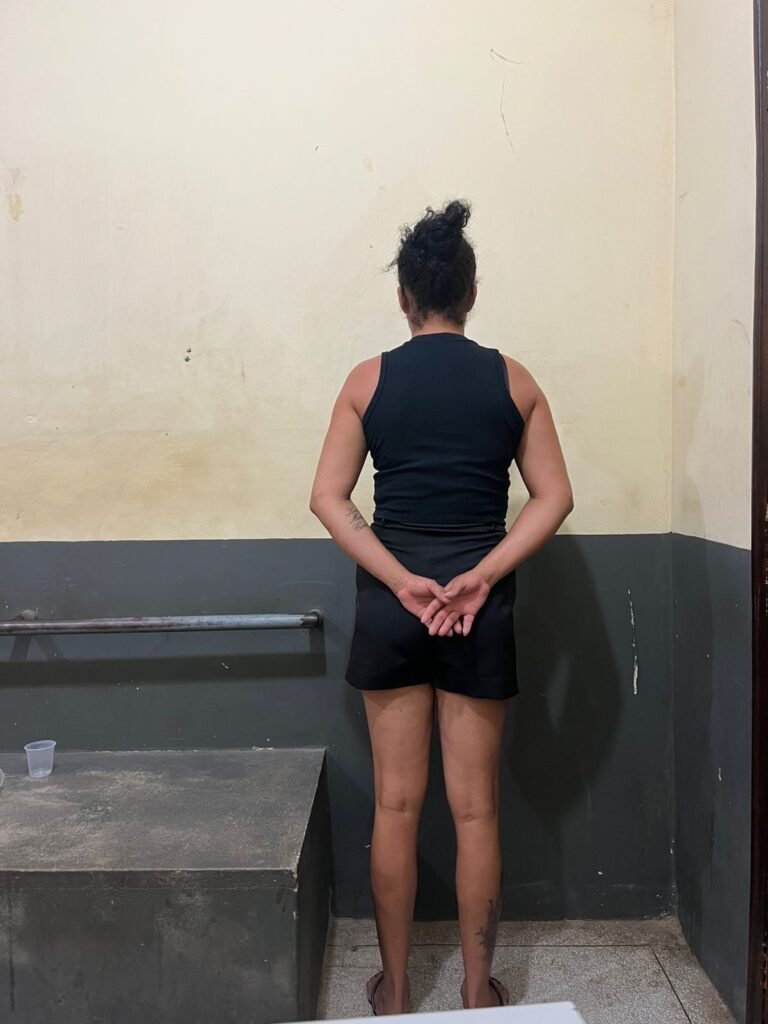 Mulher é presa por mandado judicial durante patrulhamento na Cohab
