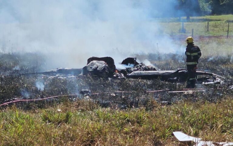 Avião de pequeno porte cai e pega fogo em fazenda de Goiás; piloto sobrevive