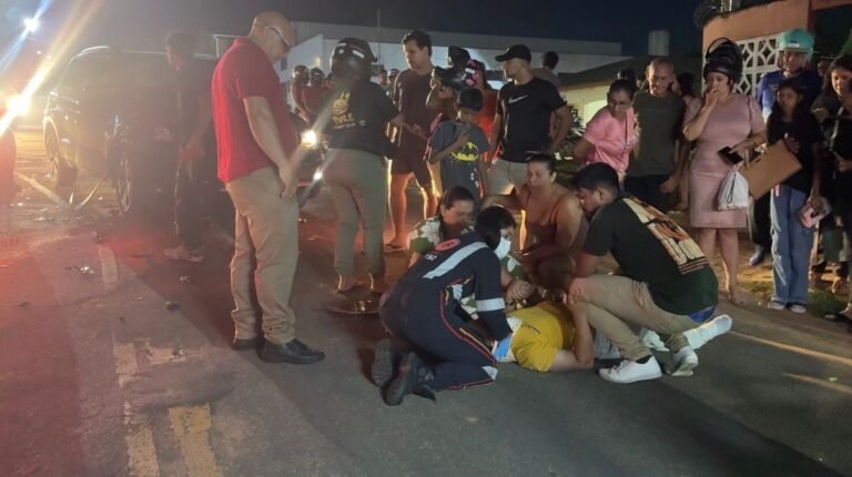 Motociclista fica ferido após colisão com carro na Avenida Getúlio Vargas, em Cruzeiro do Sul