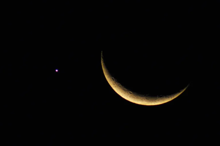 Lua e Vênus protagonizam espetáculo no céu e podem ser vistos a olho nu em todo o Brasil