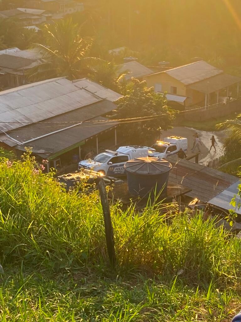 Policiais são agredidos  com cadeira durante confusão no bairro Saboeiro, em Cruzeiro do Sul