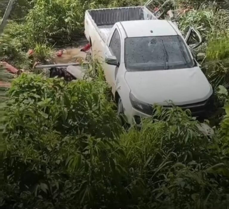 Caminhonete transportando carga de extintores sai da pista na BR-364 em Tarauacá