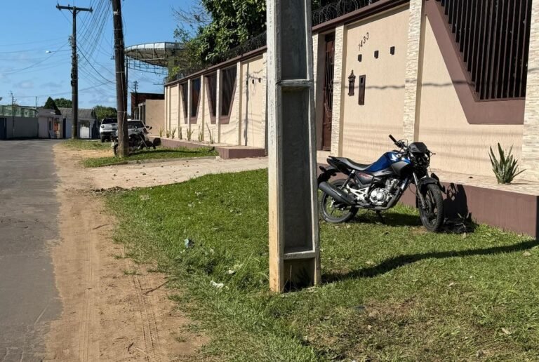 Motociclista morre após colisão contra poste em Cruzeiro do Sul; condutor não possuía CNH, aponta relatório