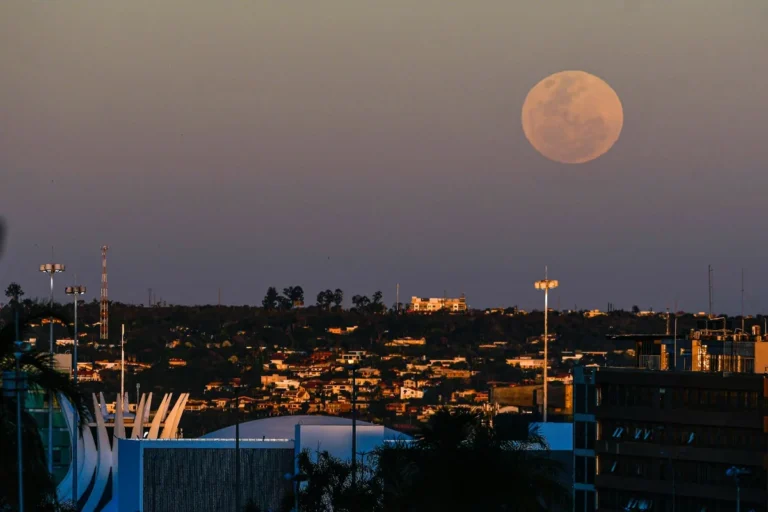 Lua de Morango encanta observadores e rende imagens impressionantes ao redor do mundo