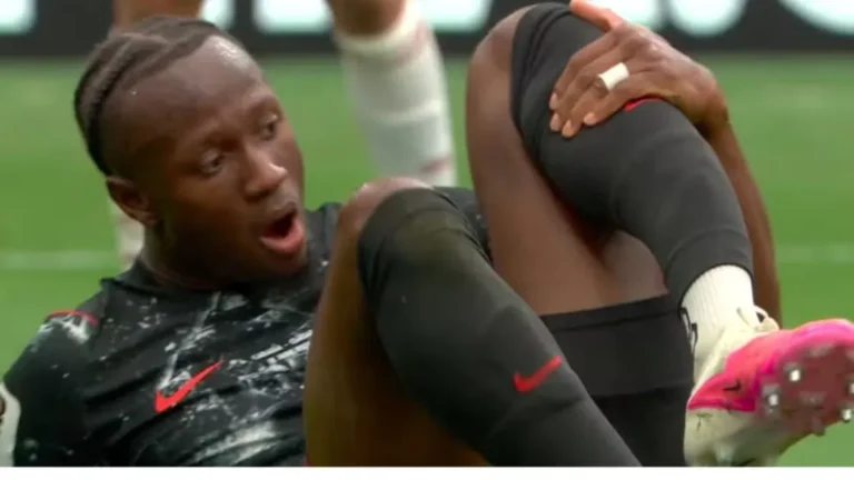 Jogador do Canadá sofre grave fratura em jogo da Copa após falta dura do Catar
