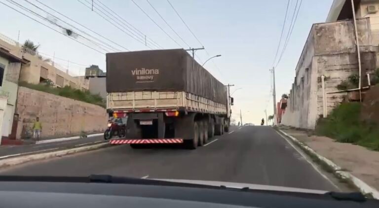 Carreta volta a apresentar problemas em subida e gera apreensão no trânsito em Cruzeiro do Sul nesta segunda