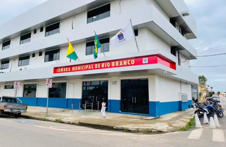 Vereadores no Acre aprovam aumento de 120% no auxílio-saúde, que passa de R$ 5 mil