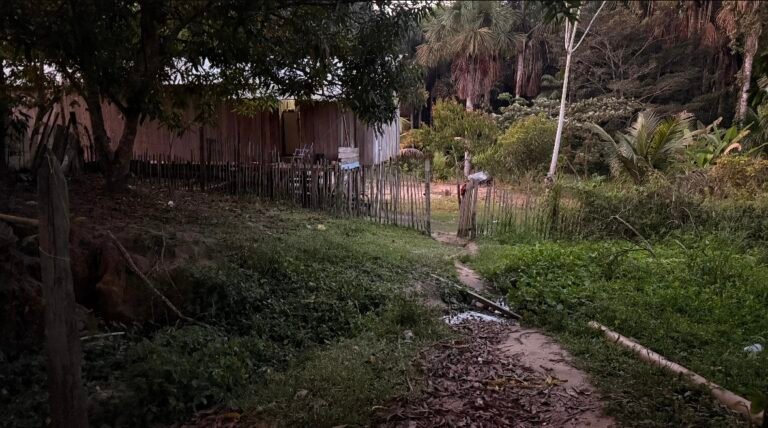 Mãe relata dificuldades em bairro de Cruzeiro do Sul após buraco impedir ligação de energia em residência