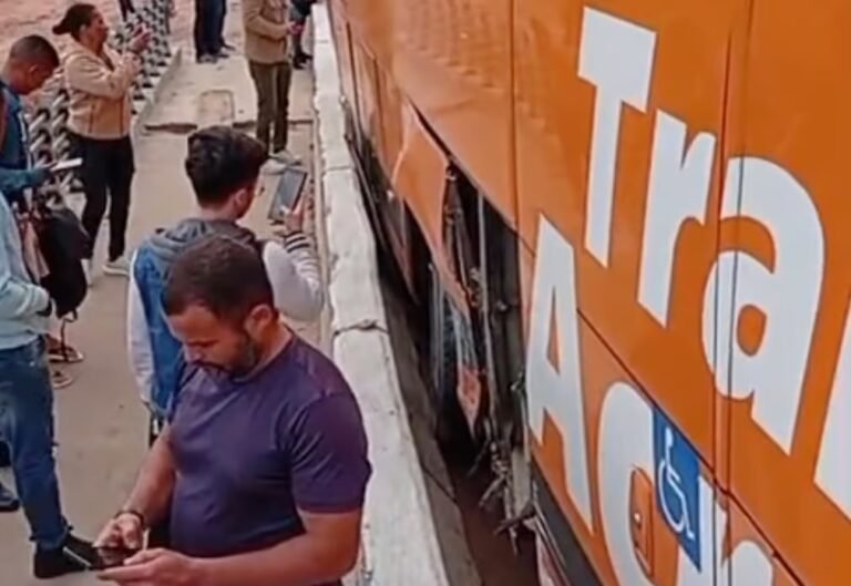 Ônibus da Transacreana colide contra estrutura de ponte durante viagem em Tarauacá