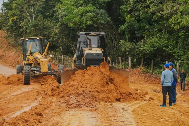 Obras em estradas vicinais facilitam deslocamento e fortalecem produção rural em Cruzeiro do Sul