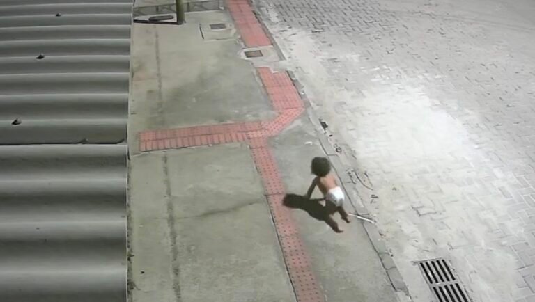 Bebê é encontrada engatinhando sozinha em rua no ES e mãe é presa por abandono de incapaz