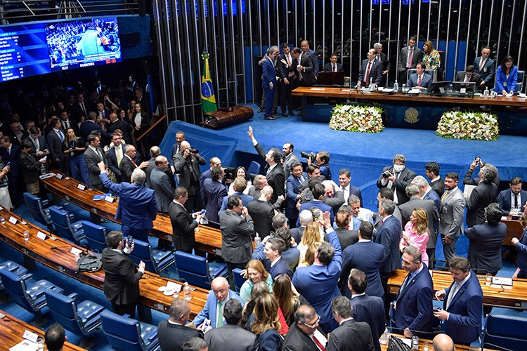 Proposta que acaba com jornada 6×1 segue sem avanço e trava no Senado há 30 dias