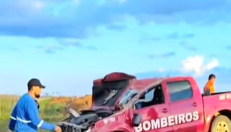Caminhonete do Corpo de Bombeiros capota na BR-317 no Acre e bombeira fica ferida