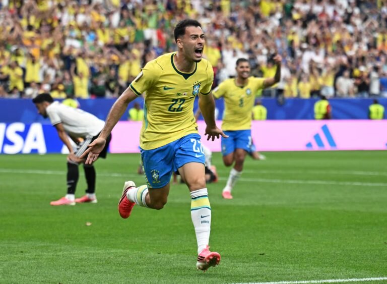 Brasil vira sobre Japão e garante vaga no mata-mata da Copa