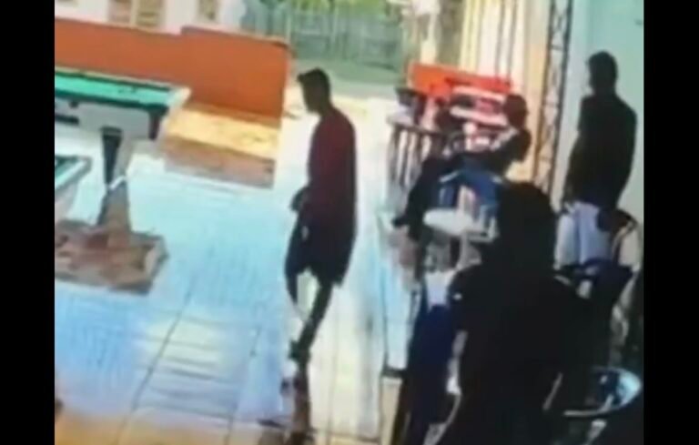 Homem tenta atirar no rosto da ex-namorada em bar de Assis Brasil, mas arma falha; caso foi registrado por câmeras