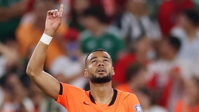 Após perder filho, Gakpo se emociona ao marcar gol na Copa do Mundo