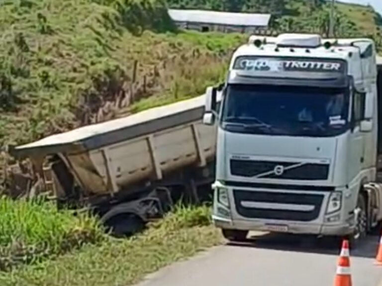 Carreta tomba na BR-364, na região do Maracanãzinho