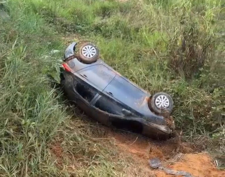 Carro capota na AC-405 na manhã desta terça-feira