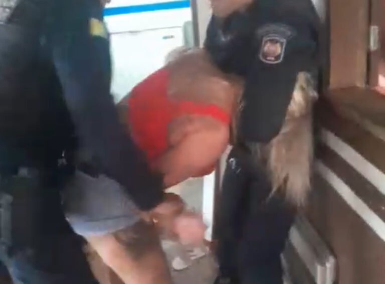 Mulher é presa após confusão envolvendo policiais
